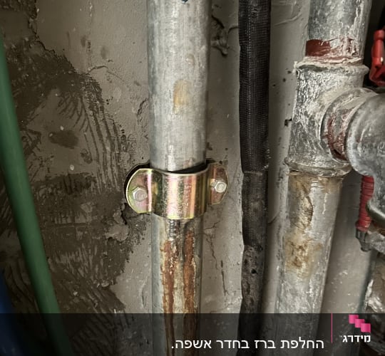 צינורות מתכת עם חלודה ותפסן מתכת